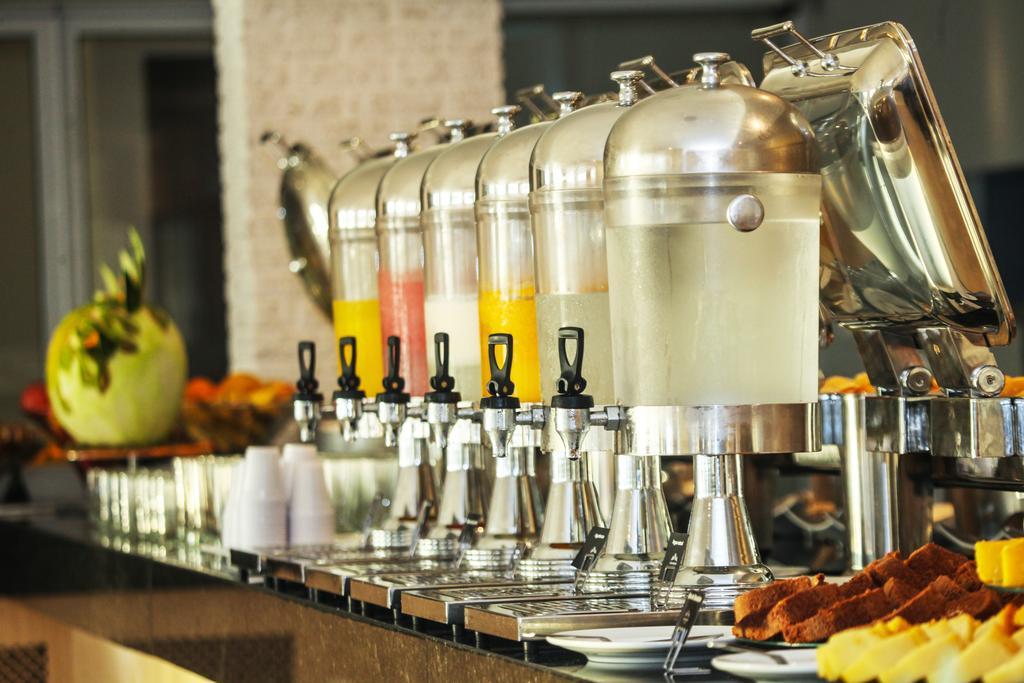 Gran Mareiro Hotel 포르탈레자 외부 사진 Juice dispensers